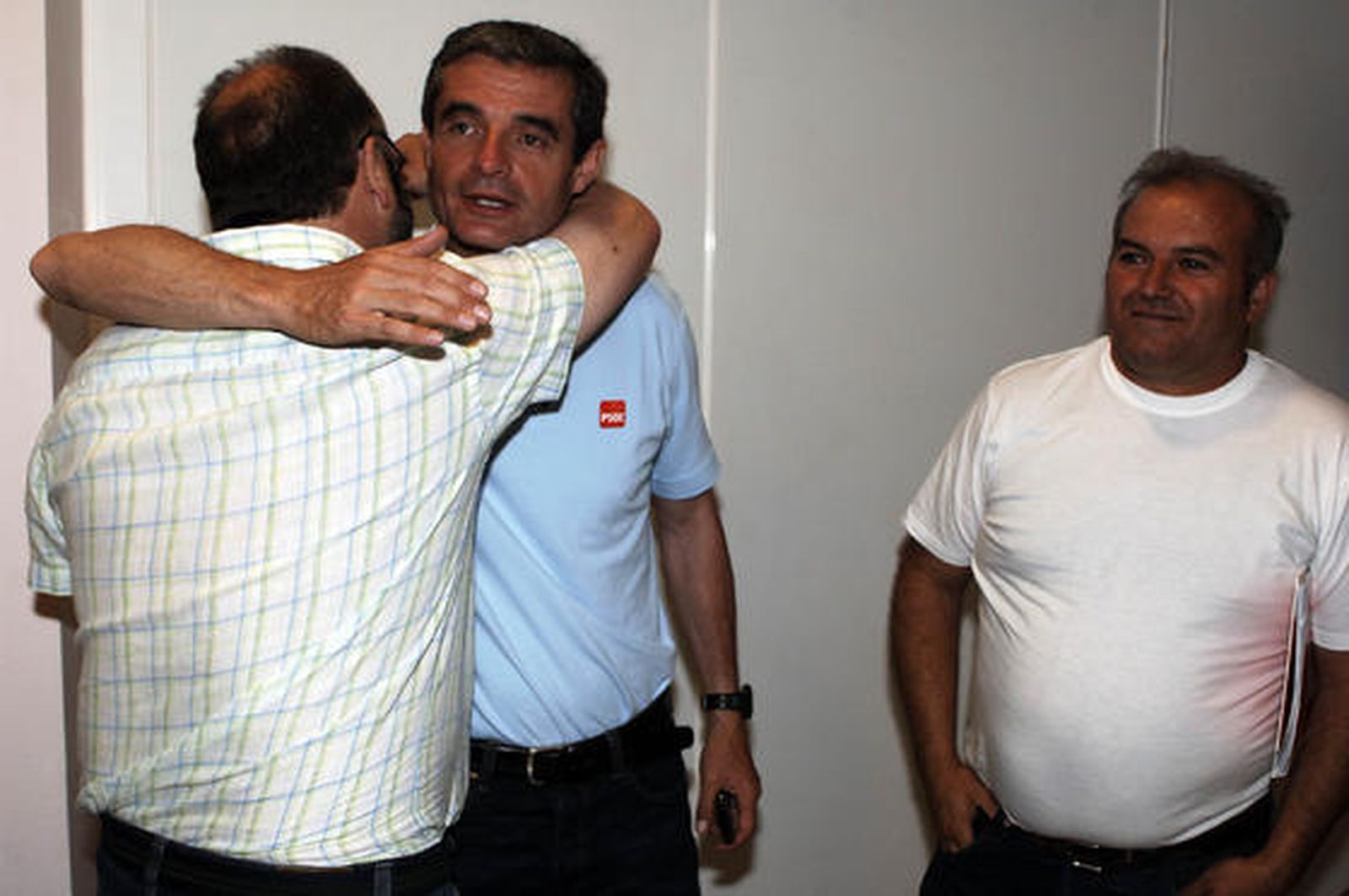 Gambín recibe el consuelo de un simpatizante

Foto: Joaquin Pino-Julio Gonzalez-Javier Gonzalez