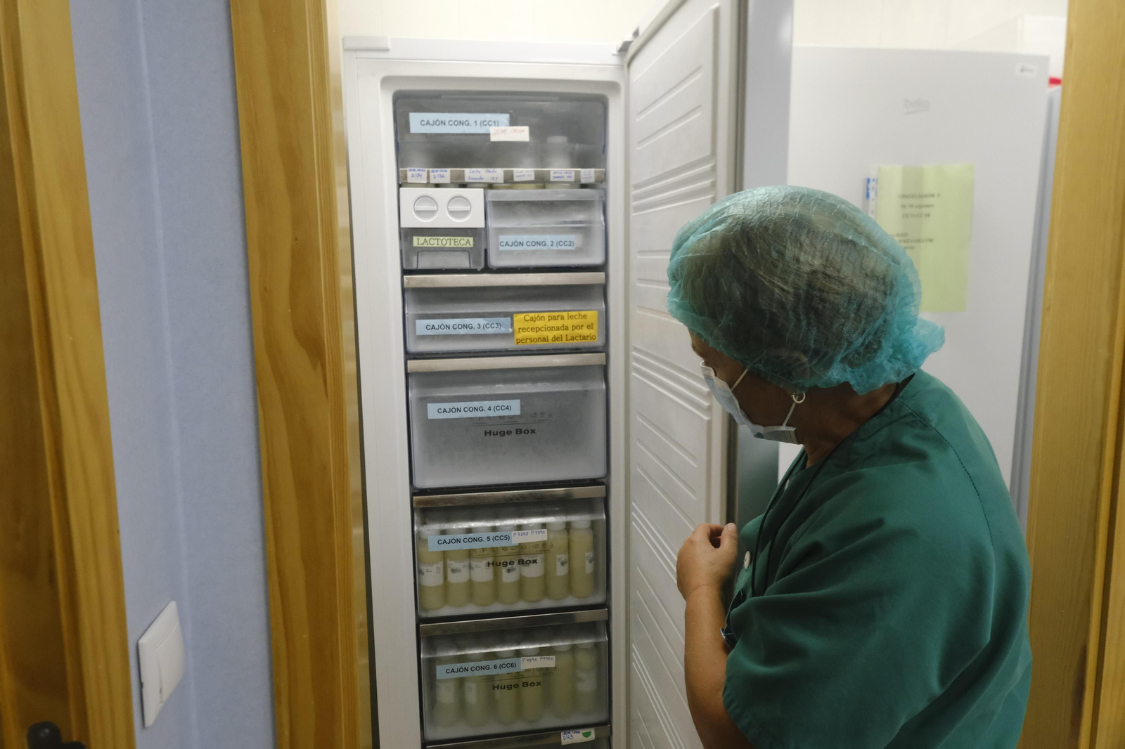 El banco de leche materna del Hospital Reina Sofía de Córdoba, en fotografías