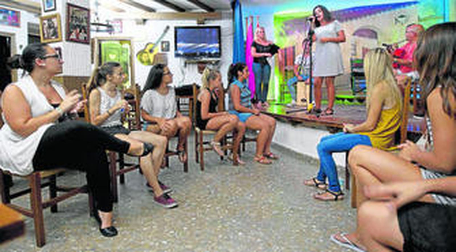 Los prolegómenos de la actuación de esta noche del grupo de cante de la peña Chato en 'La Isla Ciudad Flamenca'.