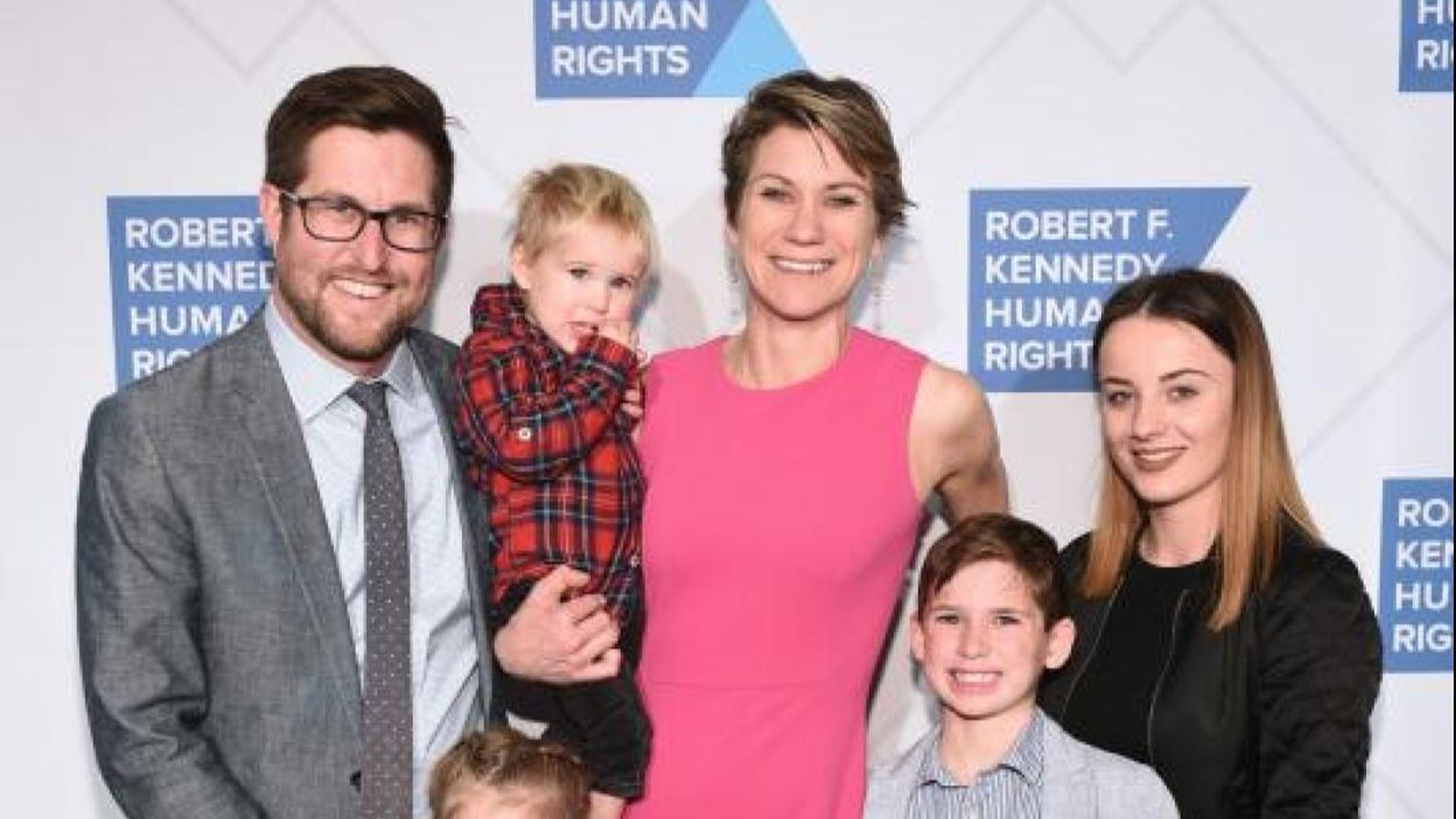 Maeve Kennedy McKean (centro) con su hijo Gideon al lado, junto a su marido y sus otro tres hijos.