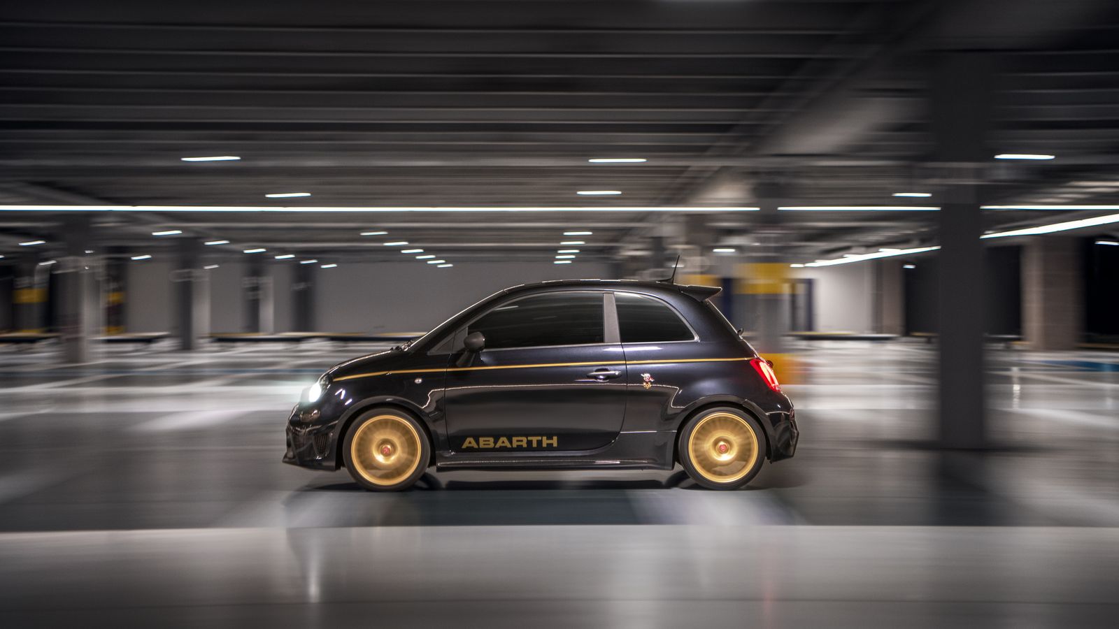 El relojero Breil ha desarrollado un cronógrafo "a juego" con esta edición especial del Abarth 595.