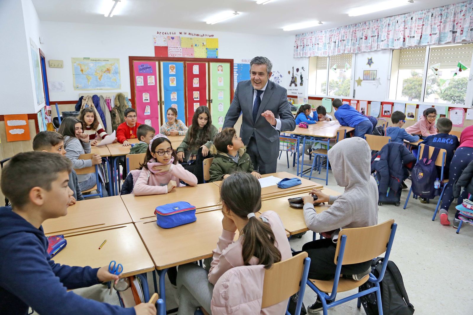 Fernando Maturana da explicaciones ayer a uno de los grupos de alumnos del CEIP La Alcazaba.