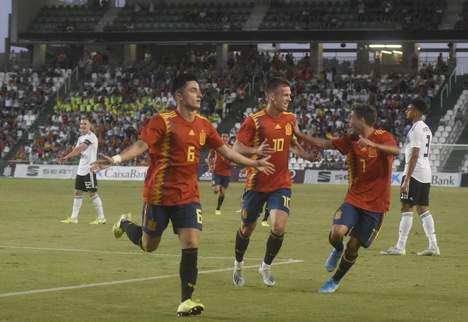Los jugadores de la selección española sub 21 celebran su gol en El Arcángel. Los jugadores de la selección española sub 21 celebran su gol en El Arcángel.