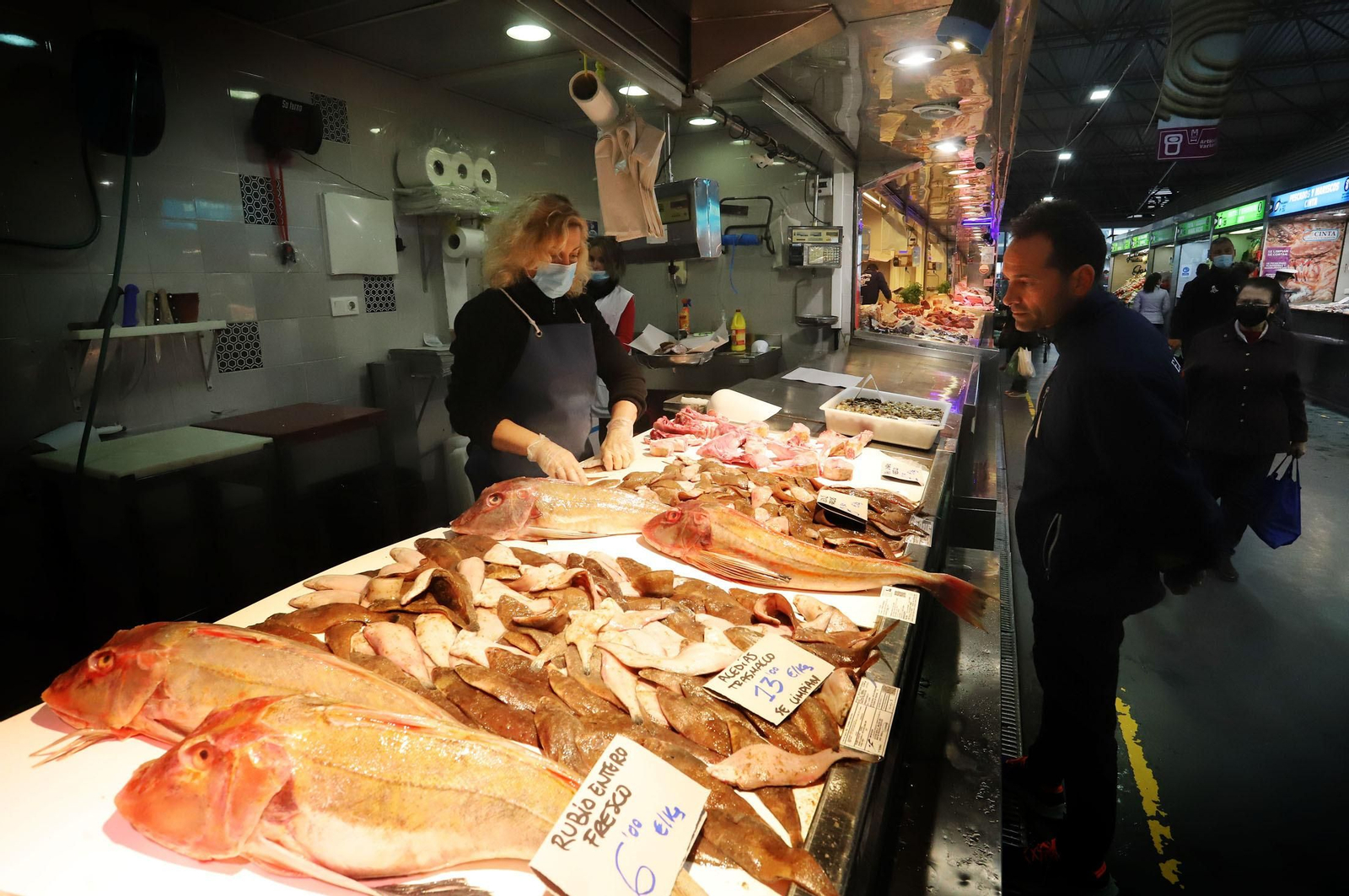 Imágenes del ambiente en el Mercado del Carmen en plena huelga de transportistas