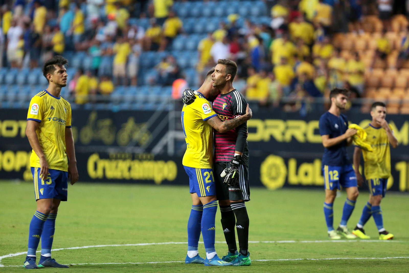 Cifuentes consuela a Carrillo tras el empate cosechado en Carranza contra el Oviedo.