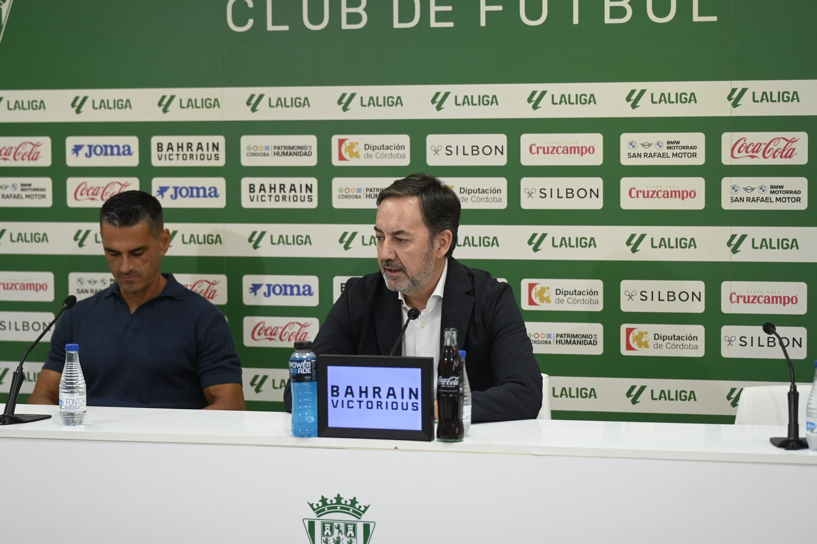 Monterrubio atiende a los medios en presencia de Juanito.