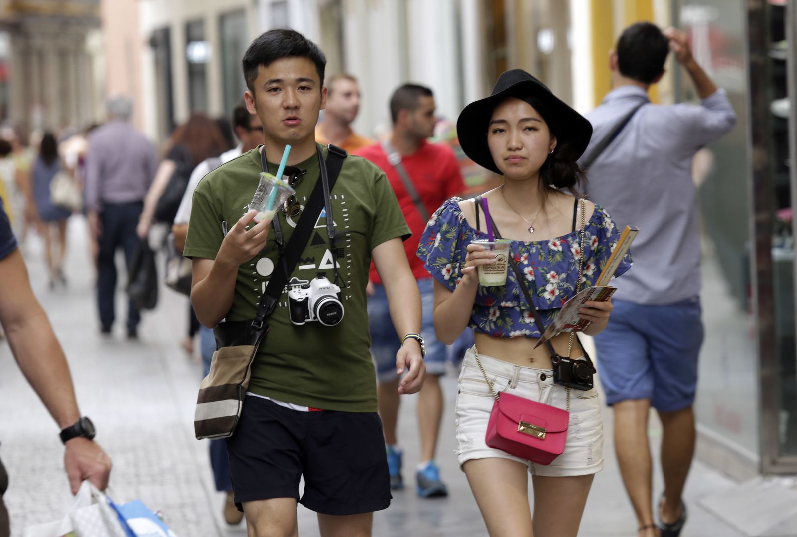 Dos turistas de origen asiáticos por las calles del centro de la ciudad.