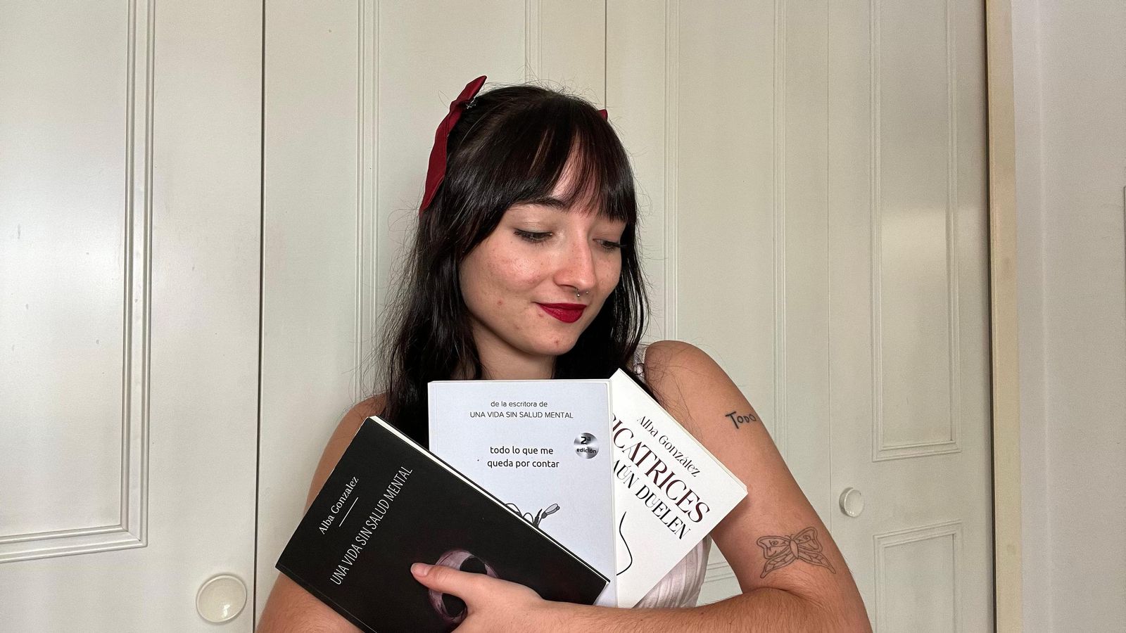 Alba González junto a sus tres libros.