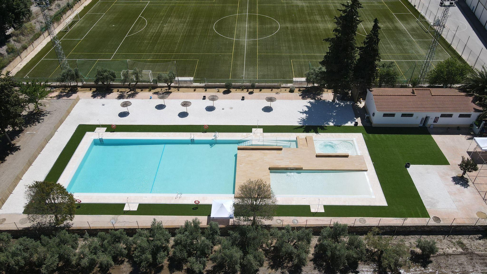 Serón inaugura la renovada piscina y ya piensa en dotarla con restaurante y zonas de sombras