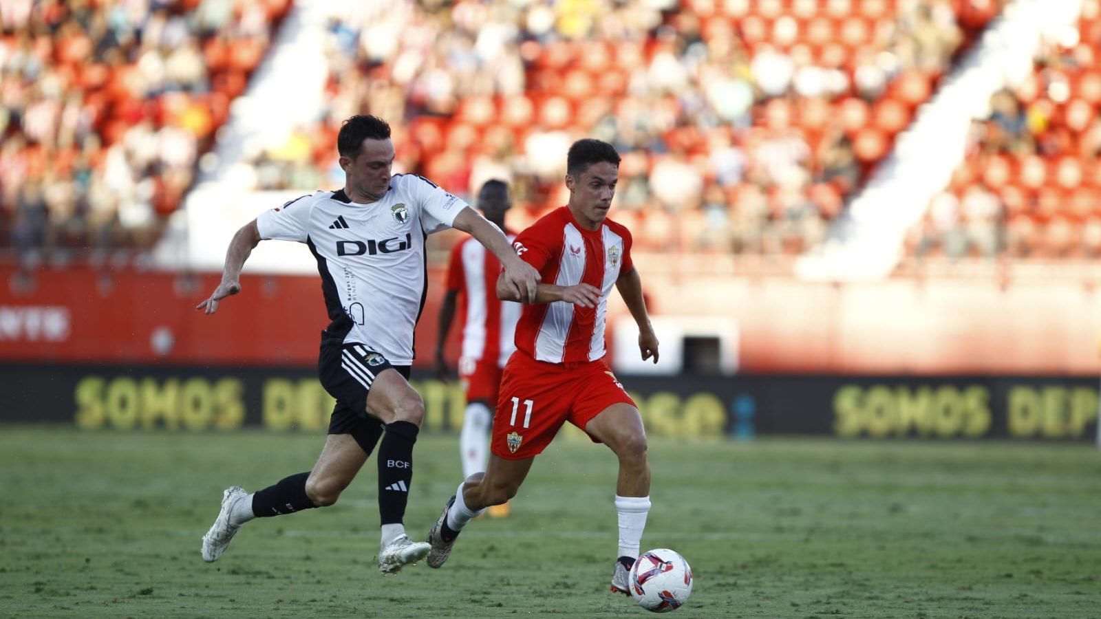 Arribas dio a Suárez la asistencia del 1-0 ante el Burgos y luego vio la roja directa
