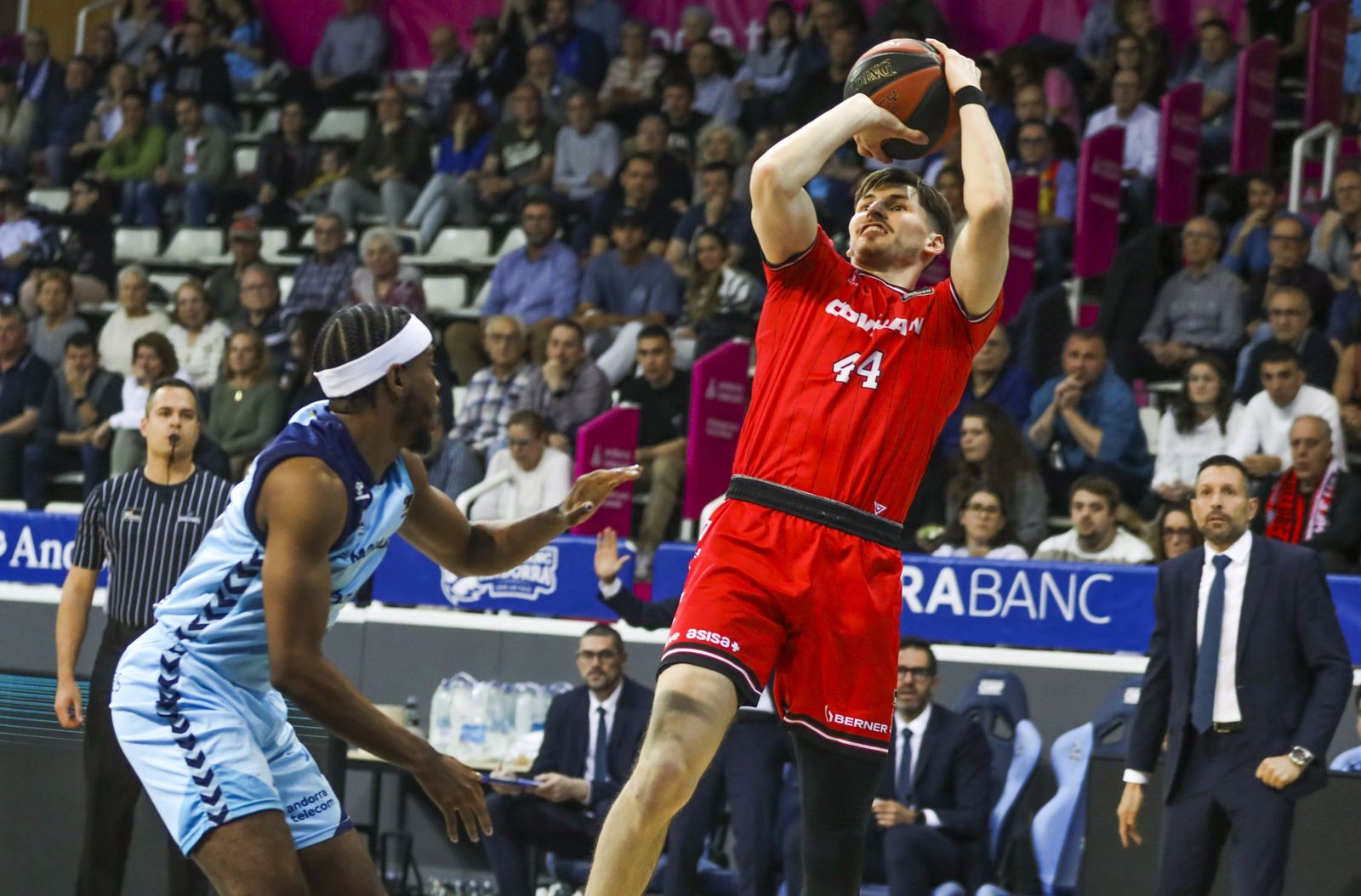 David Kramer intenta el lanzamiento ante Harding.