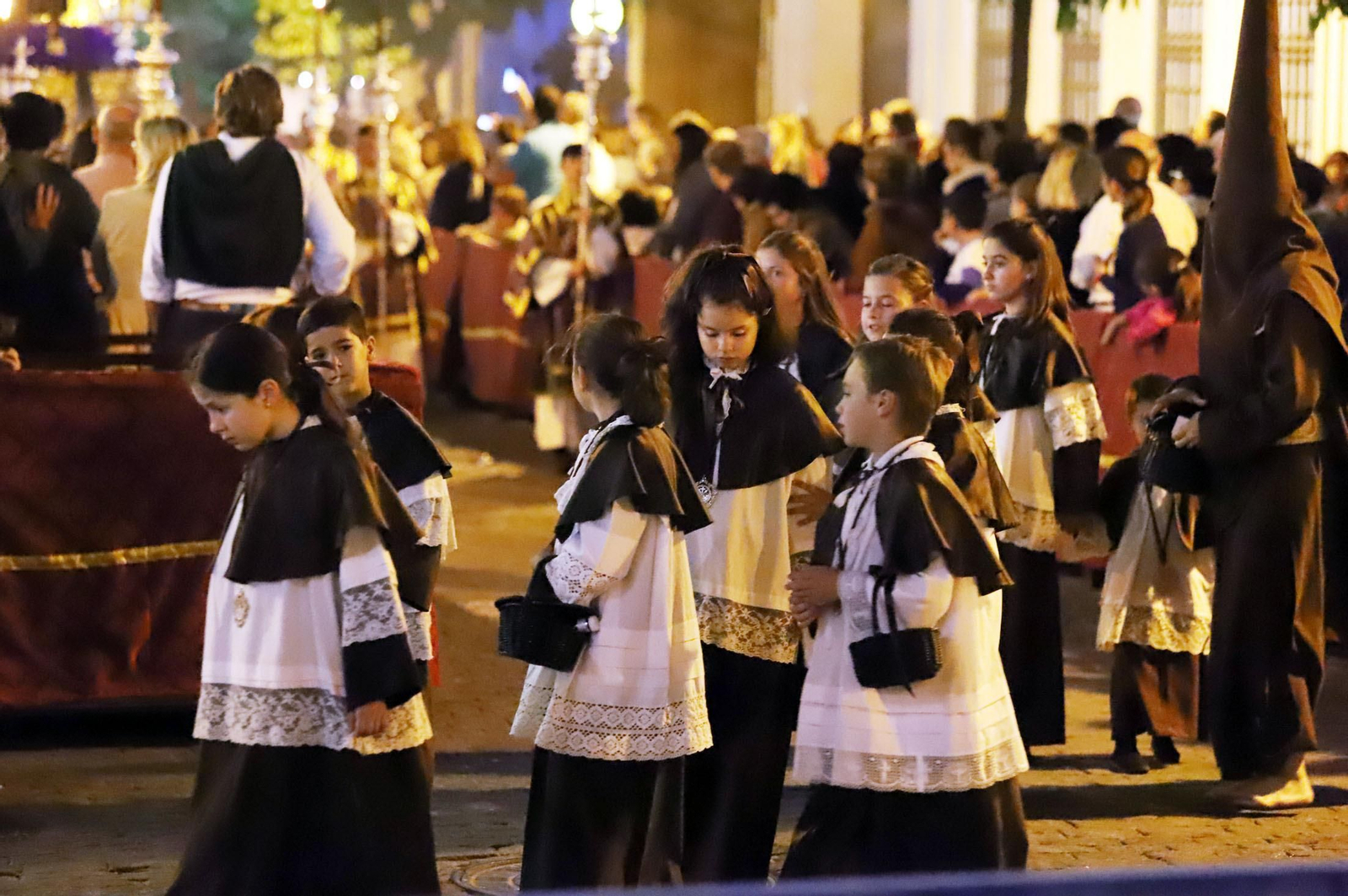 Niños de monaguillo en la Carrera Oficial. Niños de monaguillo en la Carrera Oficial.