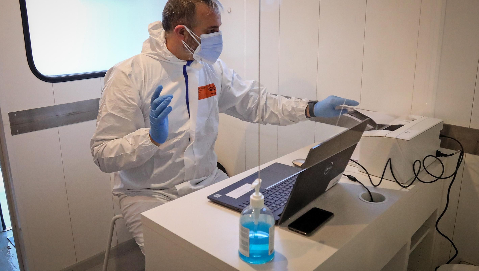 Uno de los sanitarios que ha estado trabajando en la unidad móvil para el cribado poblacional en Jerez.