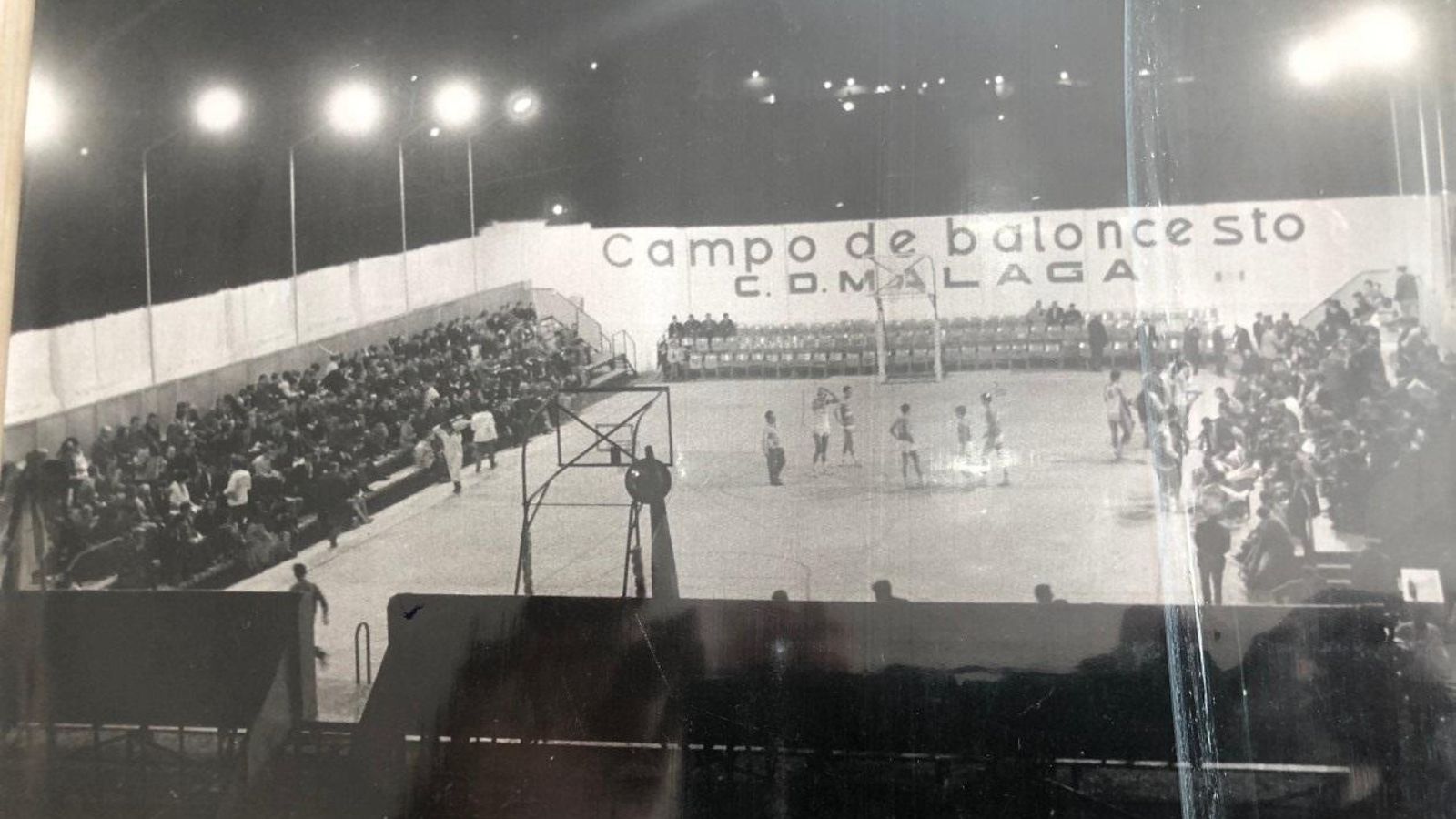 Un partido en la cancha que había en La Rosaleda. Un partido en la cancha que había en La Rosaleda.
