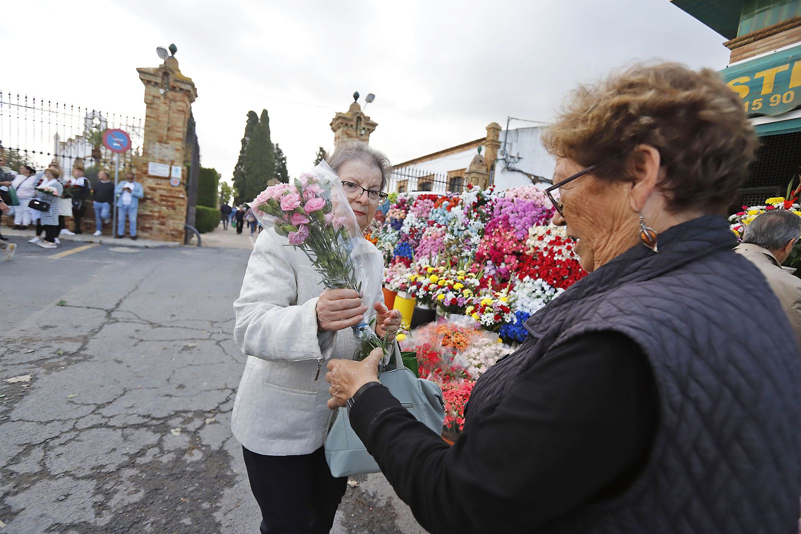 Imágenes del Día de Todos los Santos en el cementerio de la Soledad de Huelva