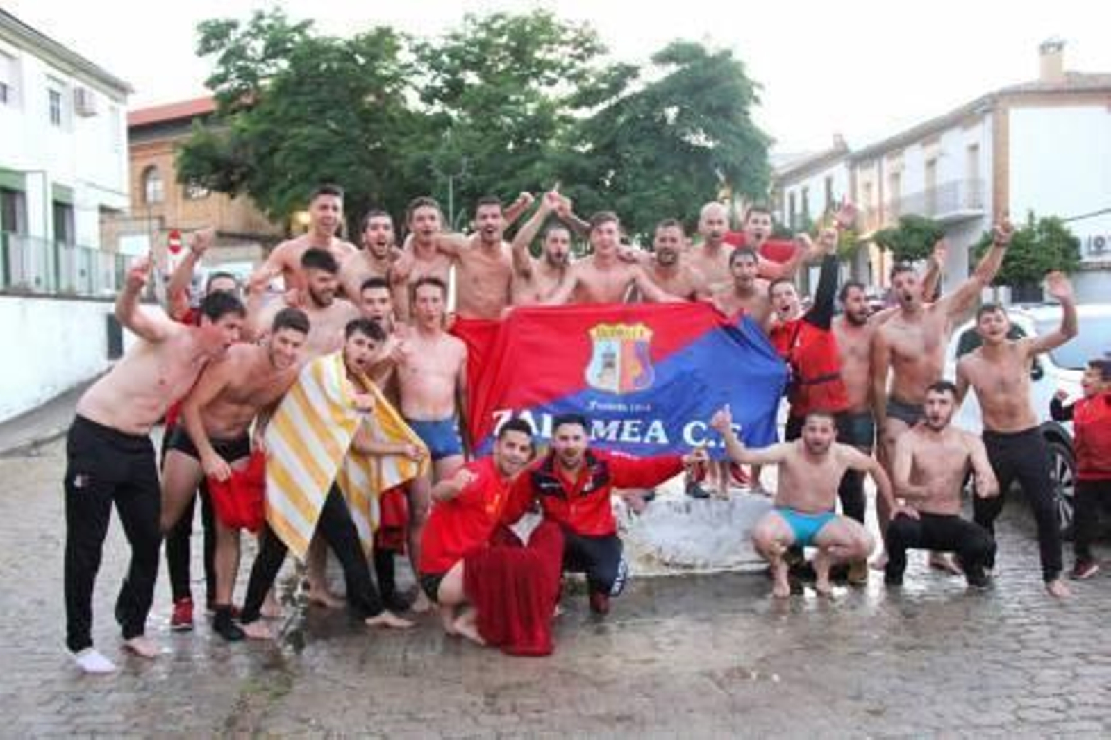 La plantilla da rienda suelta a su alegría en la propia localidad tras conseguir el salto de categoría.