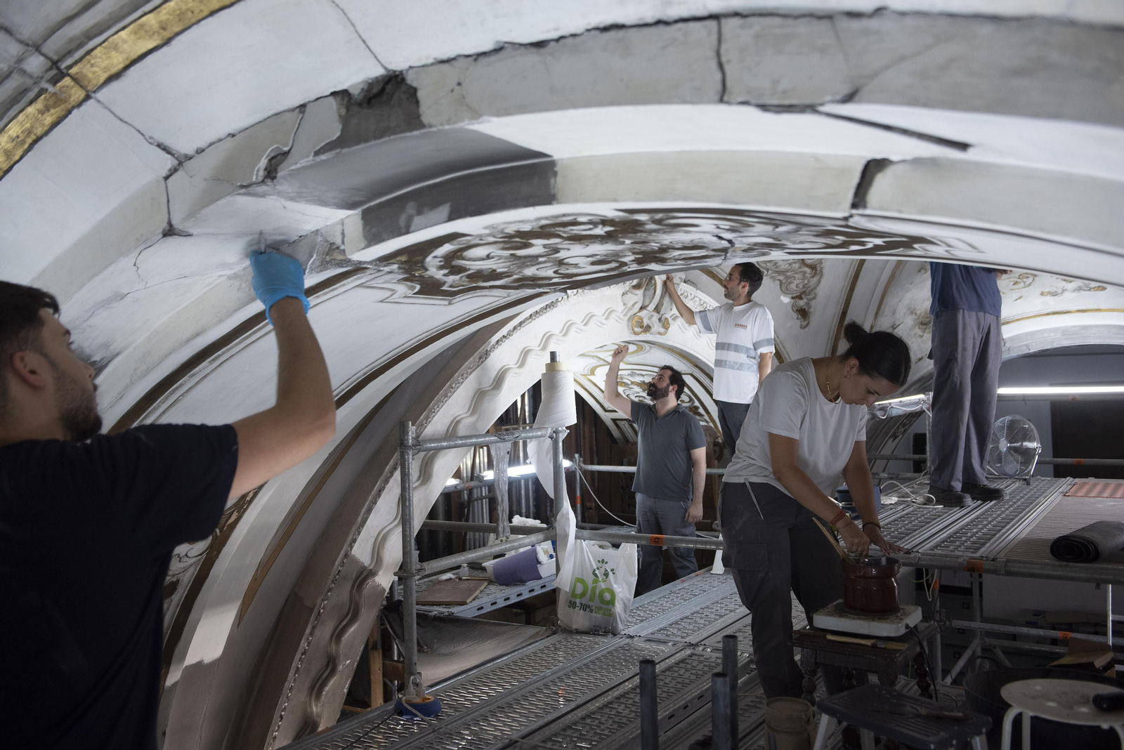 Todas las imágenes de la restauración de las pinturas en la Parroquia de la Magdalena