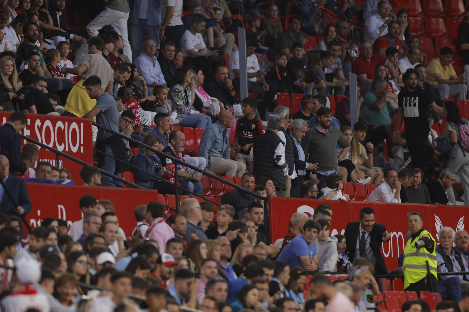 Búscate en las fotos del Sevilla-Celta