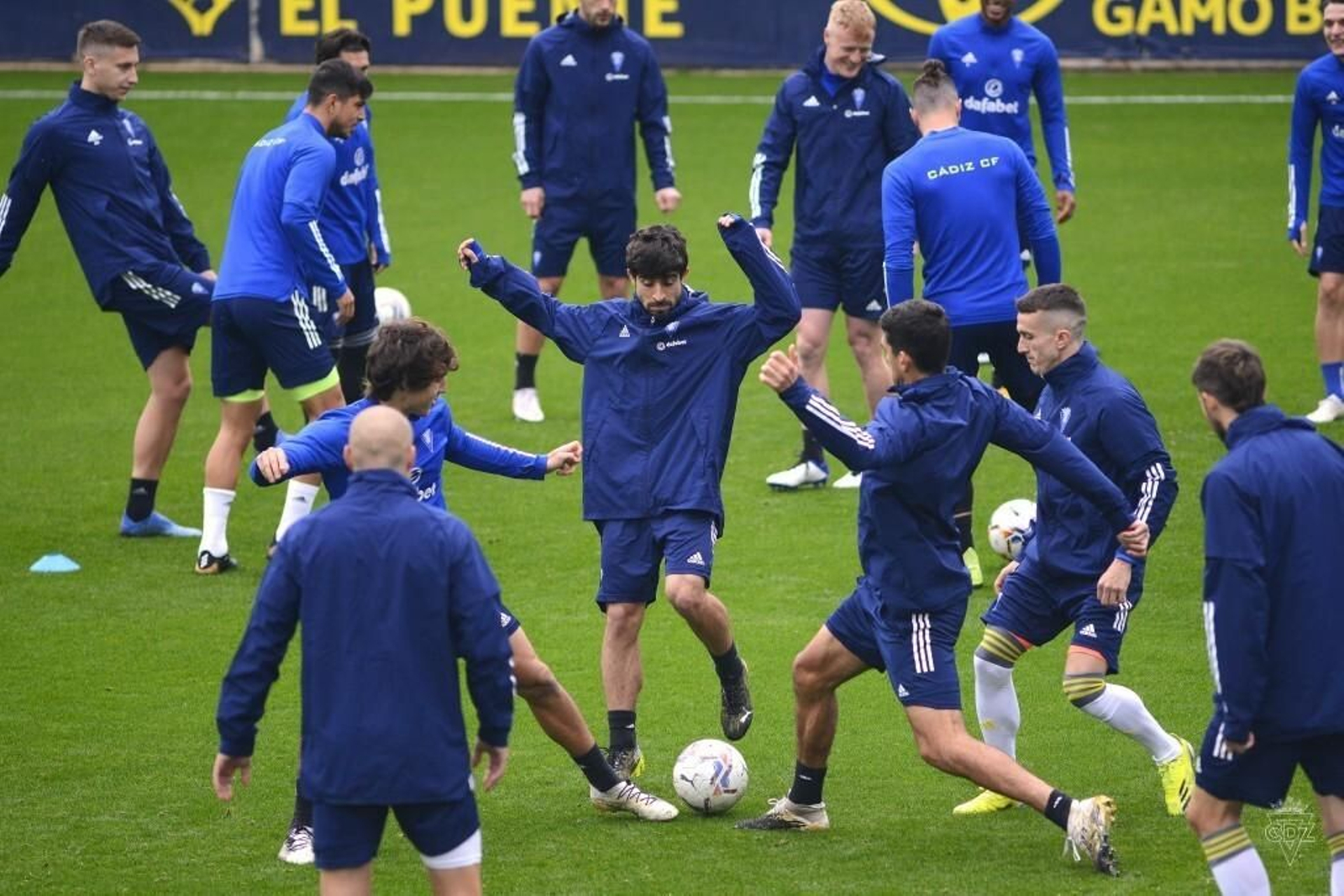 Varios jugadores del Cádiz en un entrenamiento.