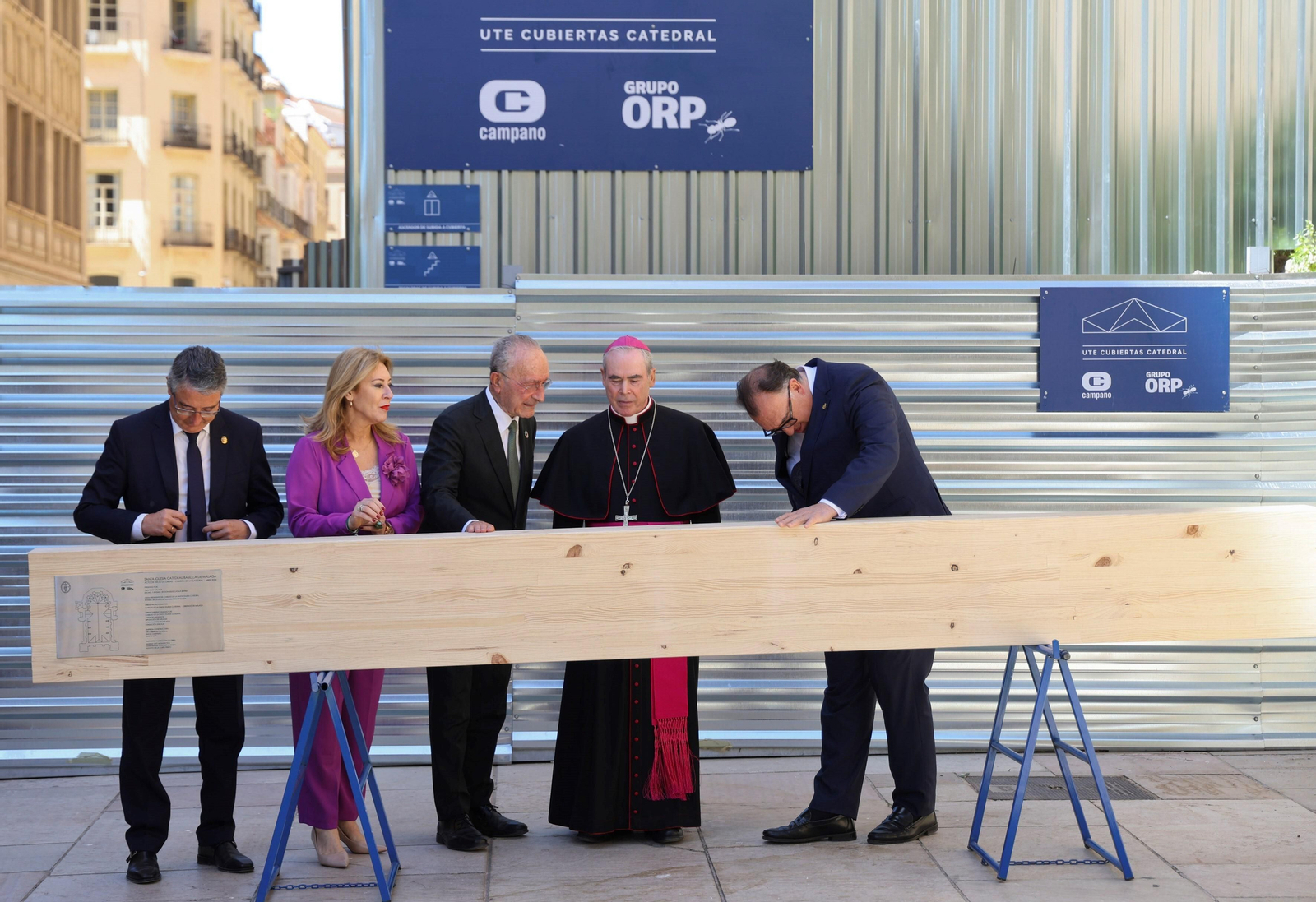 Colocan la primera viga de la nueva cubierta de la Catedral de Málaga, en fotos