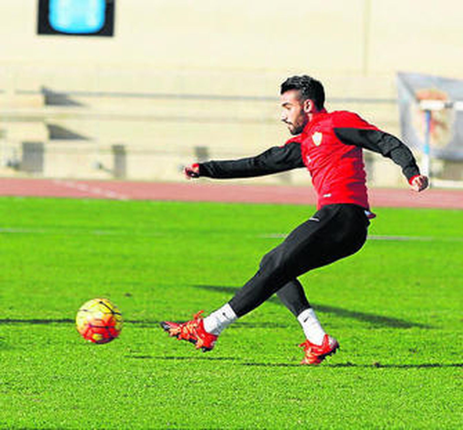 Chuli remata a puerta en un entrenamiento.