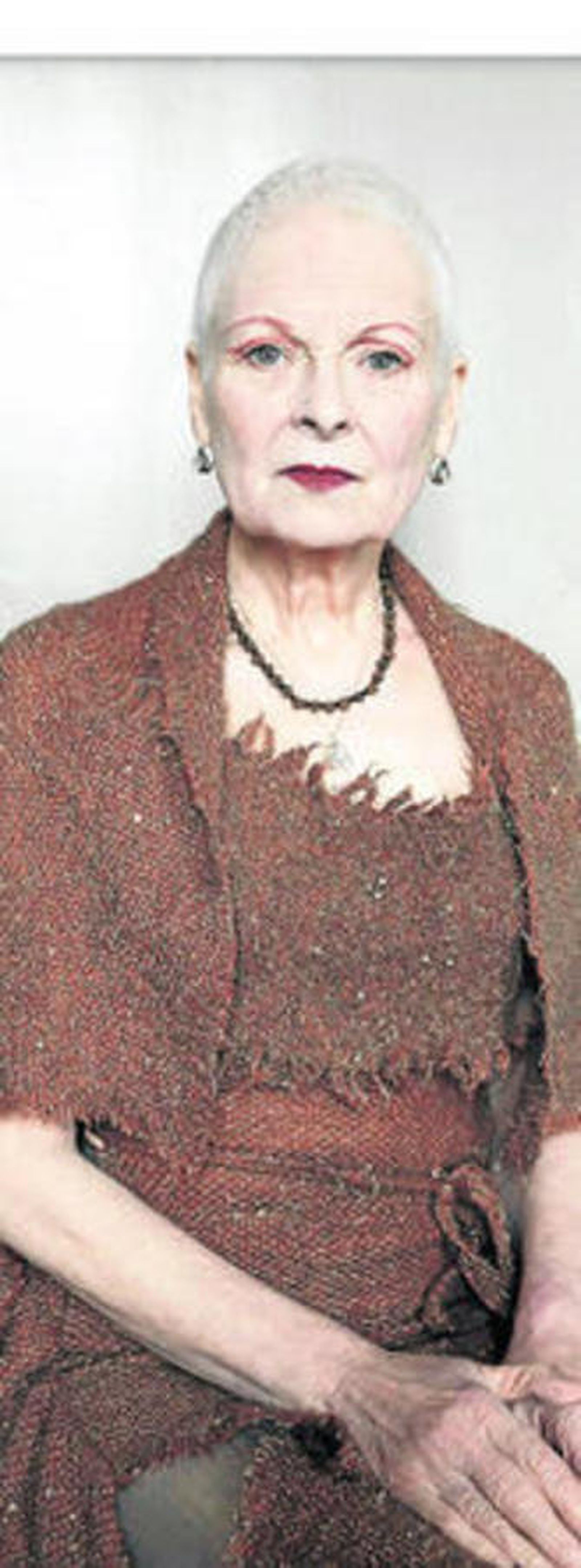 Vivienne Westwood posa para la portada de su biografía.