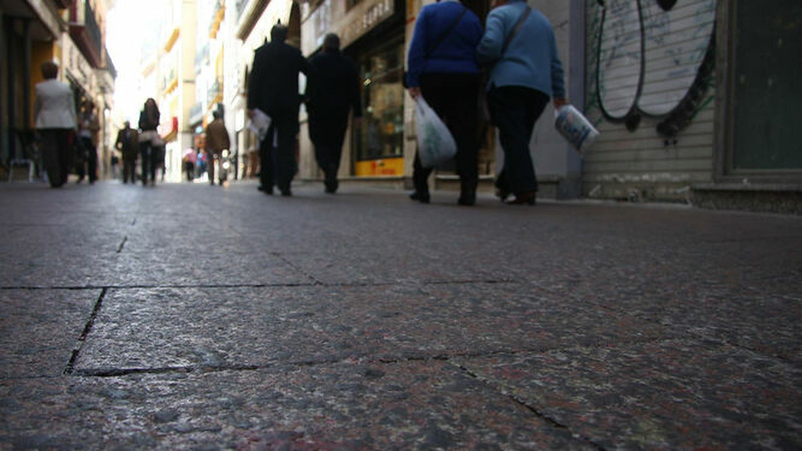 Una calle con restos de cera