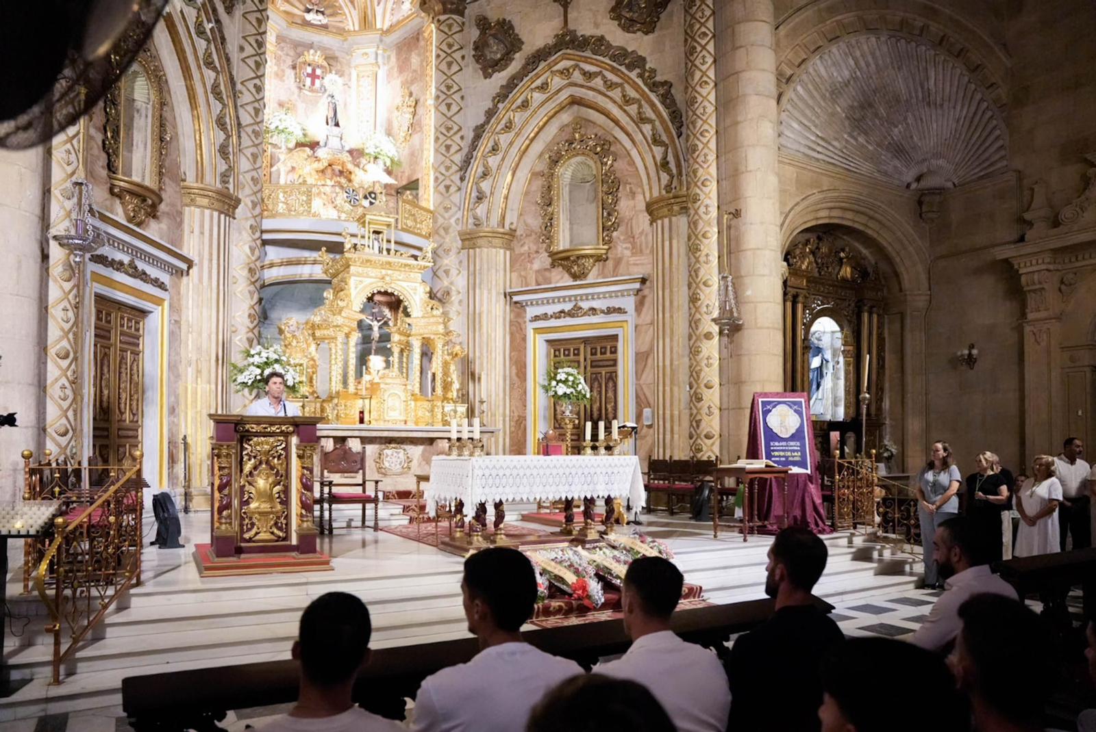 Las imágenes de la ofrenda floral de la UD Almería a la patrona de Almería, la Virgen del Mar
