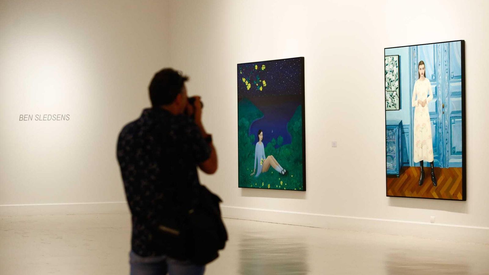 Un fotógrafo retrata dos de las obras de Sledsens expuestas en el CAC.