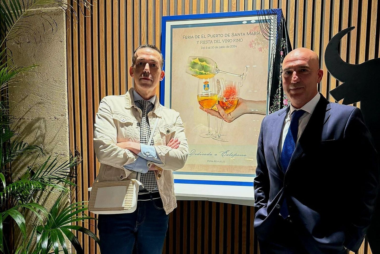 David Calleja, junto al cartel y su autor, el fotógrafo Chany Sánchez.