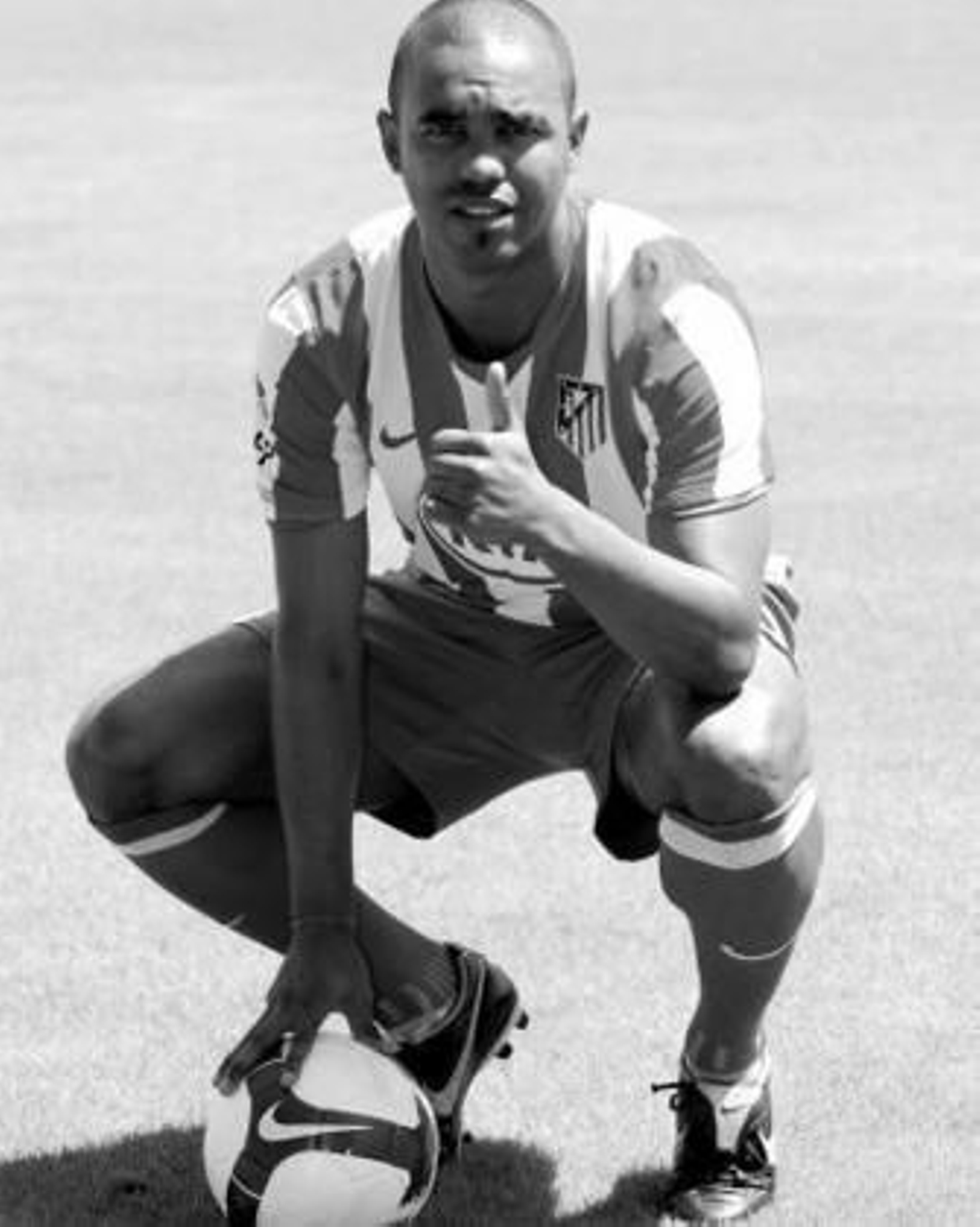 Sinama Pongolle ya luce la elástica rojiblanca del Atlético de Madrid.