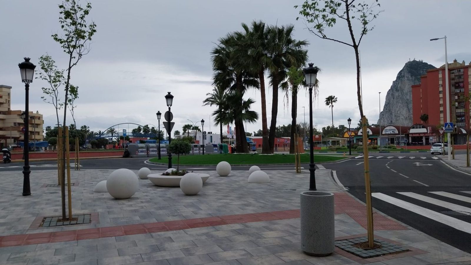 Mobiliario urbano en la avenida de España de La Línea.