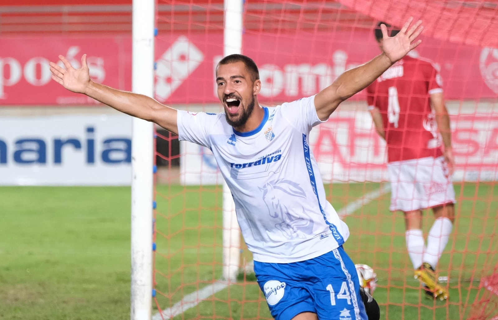 Lucas Correa celebra el gol del triunfo en casa del Real Murcia en la Copa RFEF.