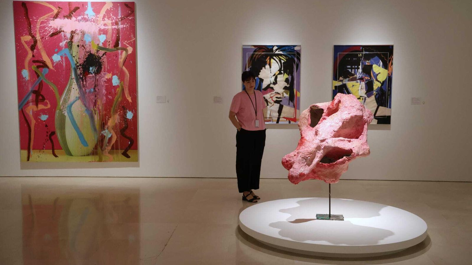 La escultura de Franz West, en primer término, frente a obras de Marian Faust y Jorge Galindo y Pedro Almodóbar. La escultura de Franz West, en primer término, frente a obras de Marian Faust y Jorge Galindo y Pedro Almodóbar.