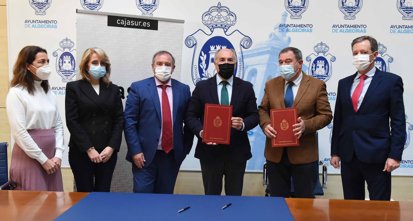 Los asistentes a la renovación del convenio entre el Ayuntamiento y Cajasur.