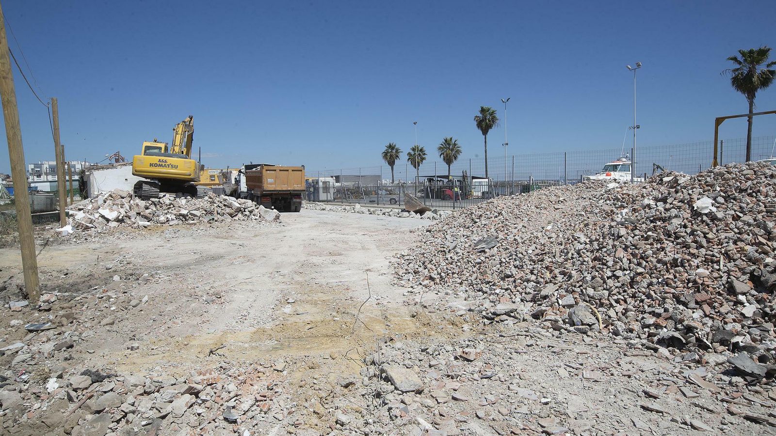 Aspecto que presenta el muelle de Gallineras tras las demolición de las edificaciones.