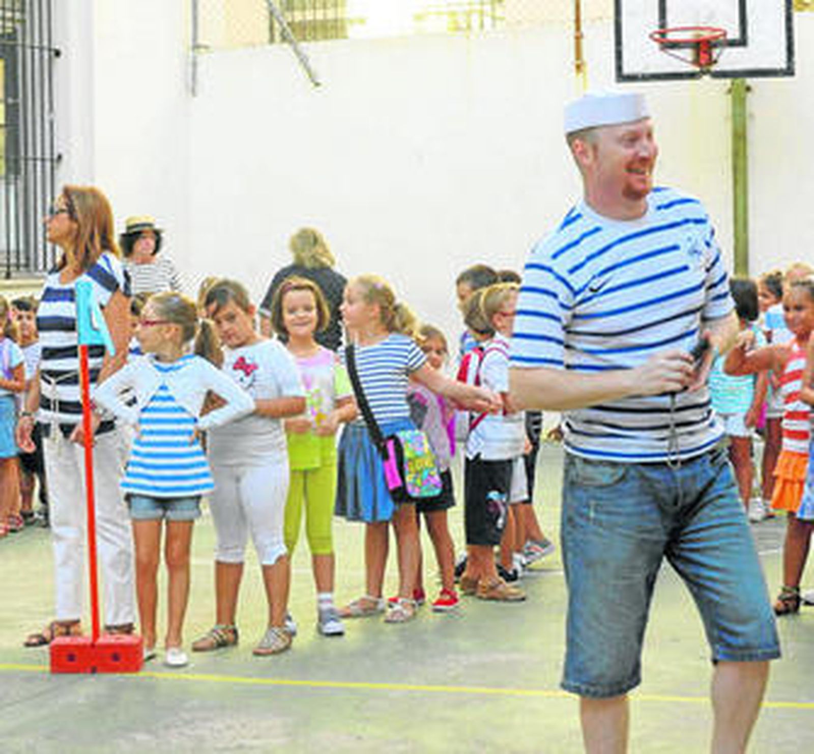 La comunidad educativa del colegio San Rafael acudió ayer al centro con vestimenta marinera.