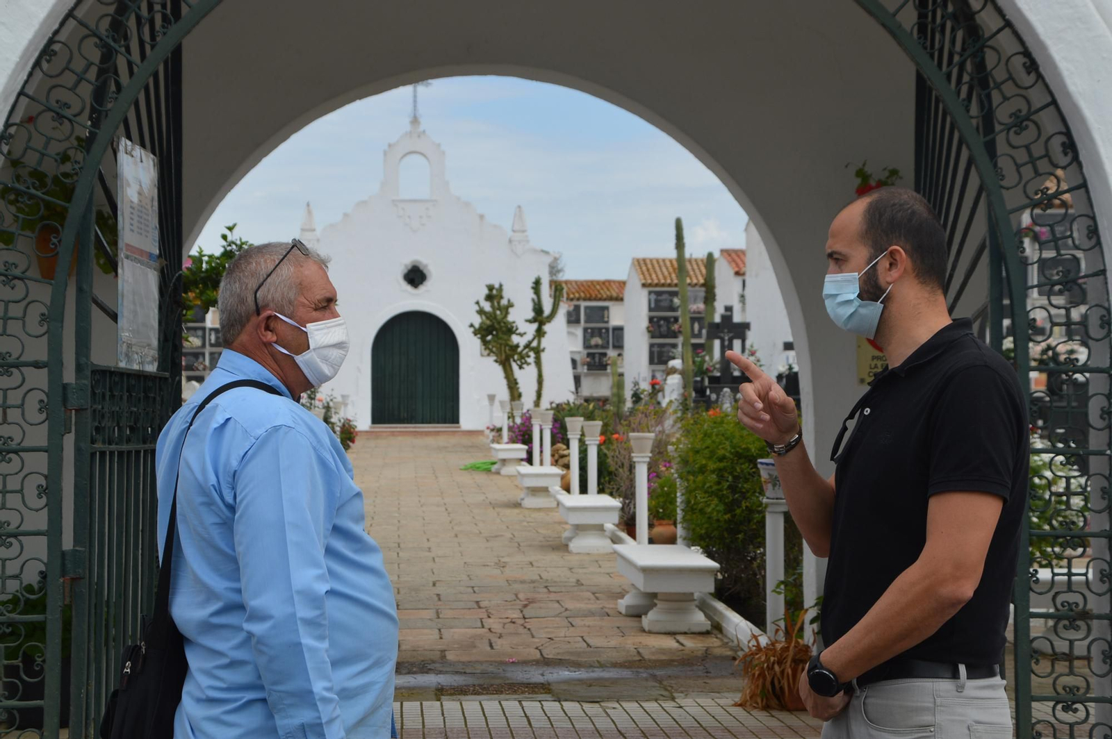 Entrada al cementerio municipal de Cartaya con los responsables del Consistorio.