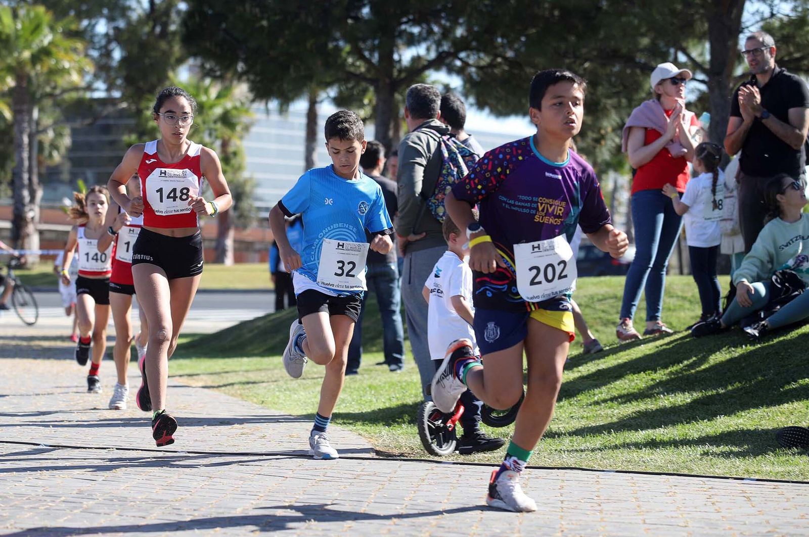 Imágenes de la carrera infantil previa a la "10K Puerta del Descubrimiento"