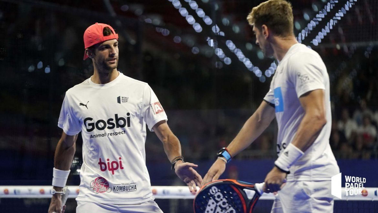 Álex Ruiz y Momo González se animan durante la final del World Padel Tour de Madrid. Álex Ruiz y Momo González se animan durante la final del World Padel Tour de Madrid.