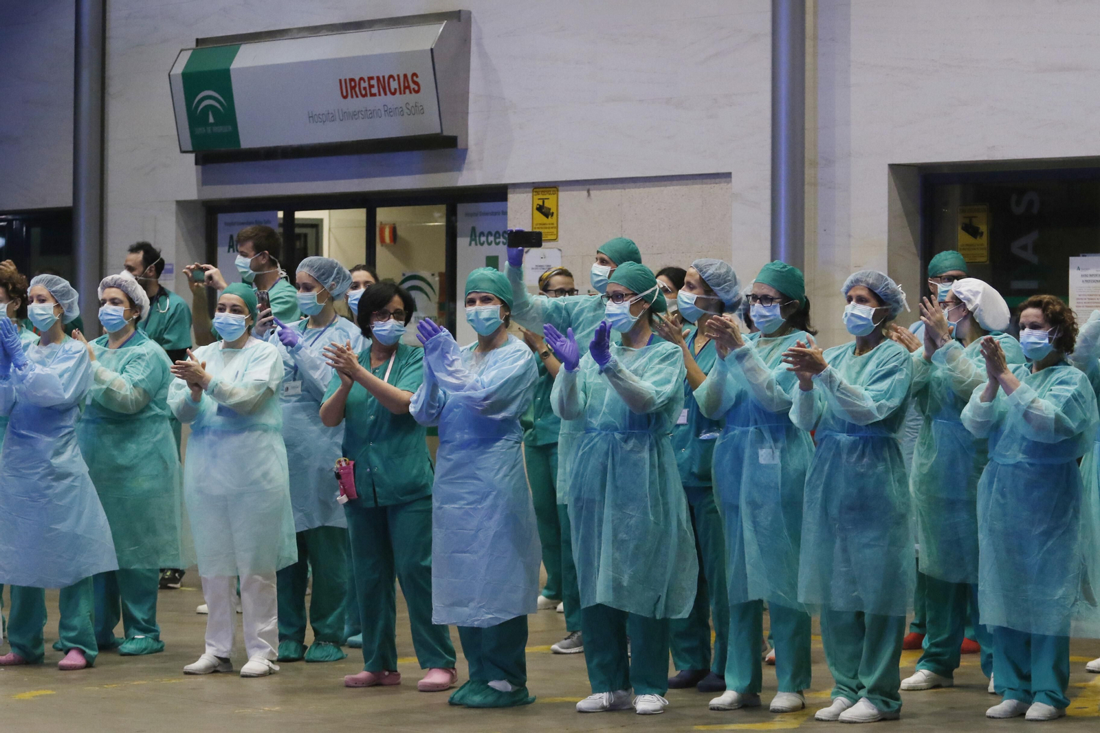 Los profesionales del Hospital Reina Sofía de Córdoba devuelven los aplausos de los cordobeses