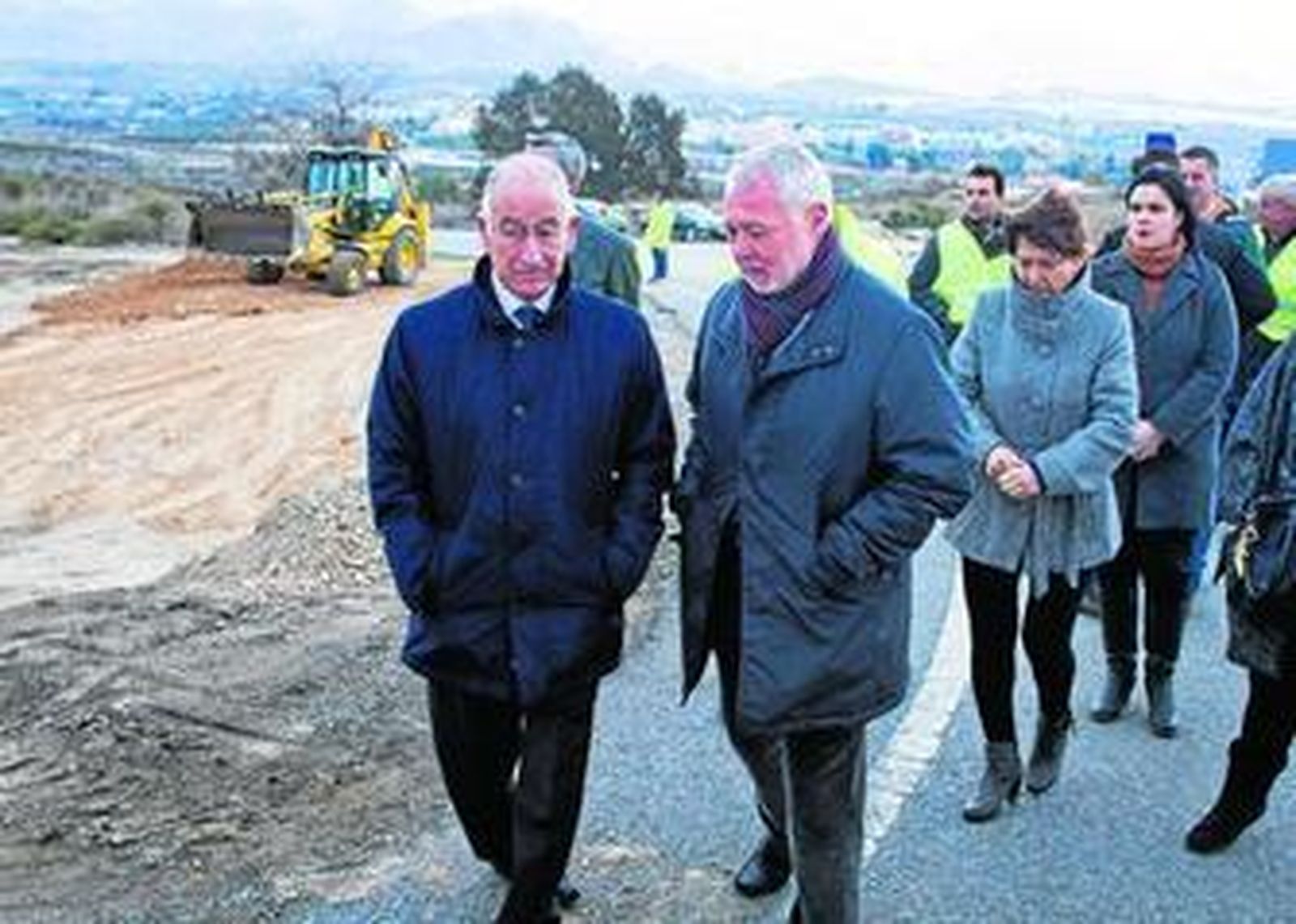 Amat visitó ayer la obra junto al alcalde de Benahadux para conocer más detalles sobre la futura rotonda.