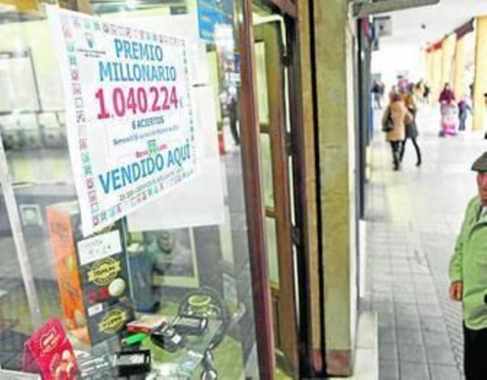 El cartel colocado en el escaparate muestra el importe del premio.