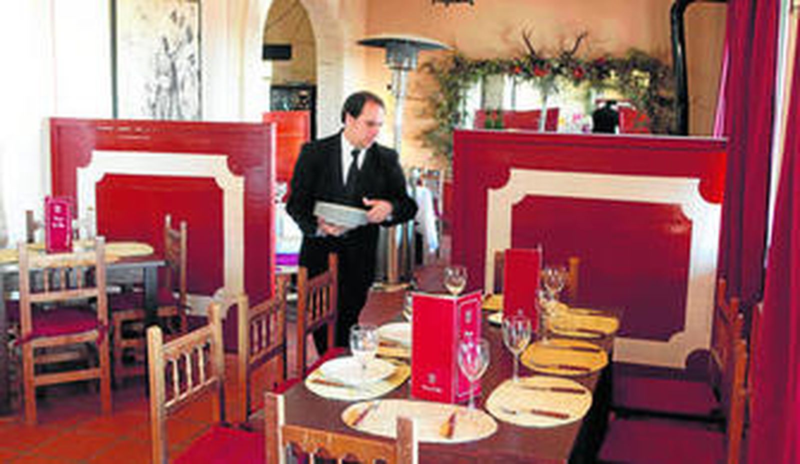 La decoración en esta nueva etapa de Venta La Teja rinde tributo a la tradición taurina de la finca.