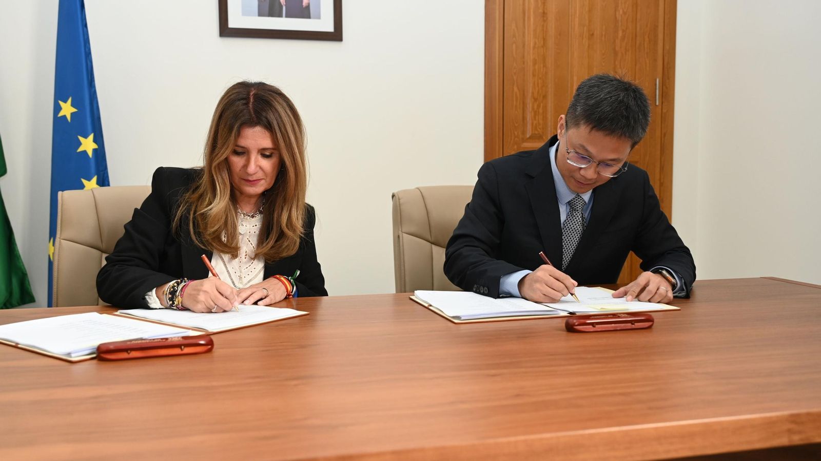 Firma del acuerdo entre la alcaldesa de Linares y un representante de Desay SV