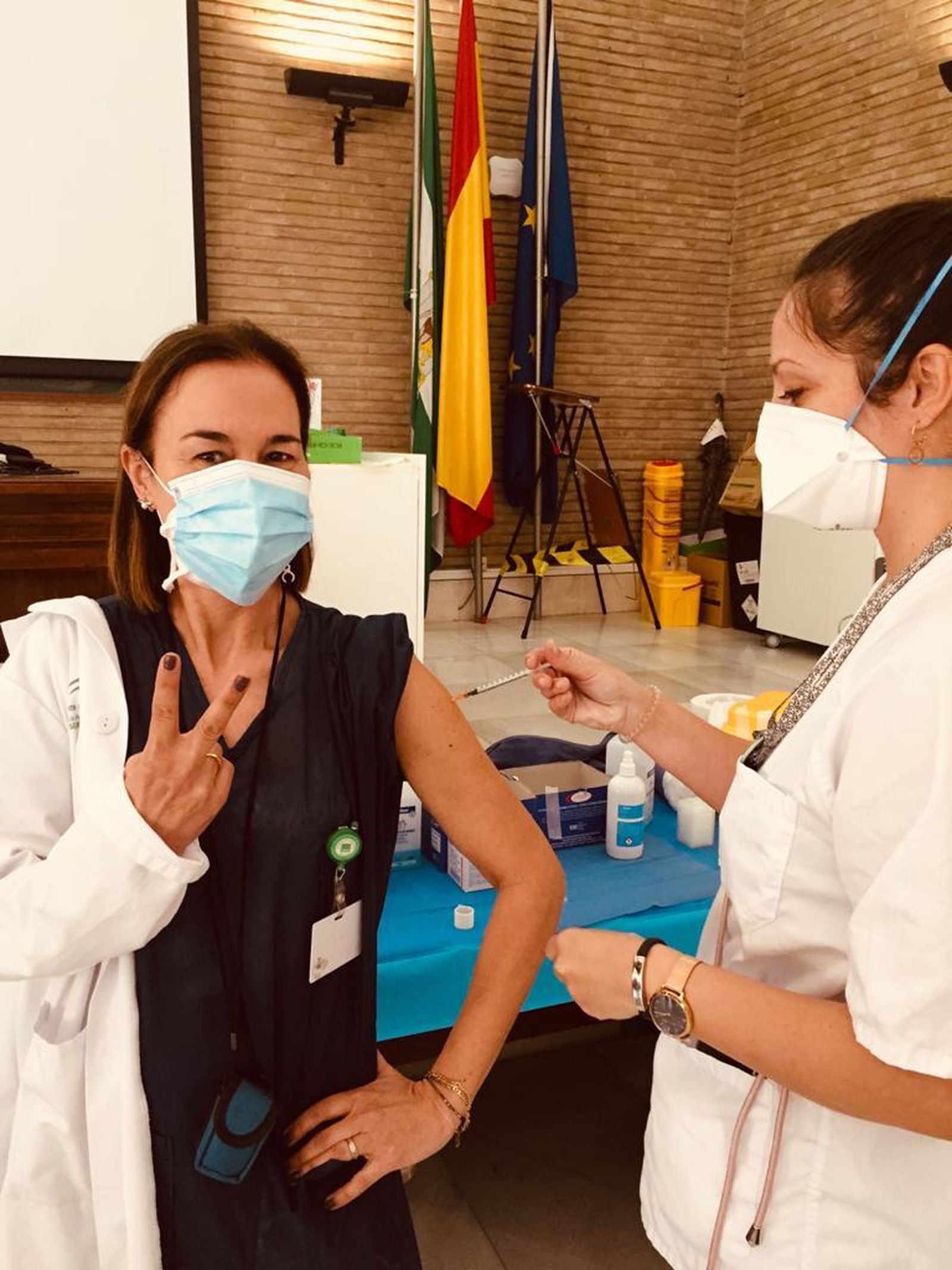 Una sanitaria del Virgen del Rocío recibe la segunda dosis de la vacuna.