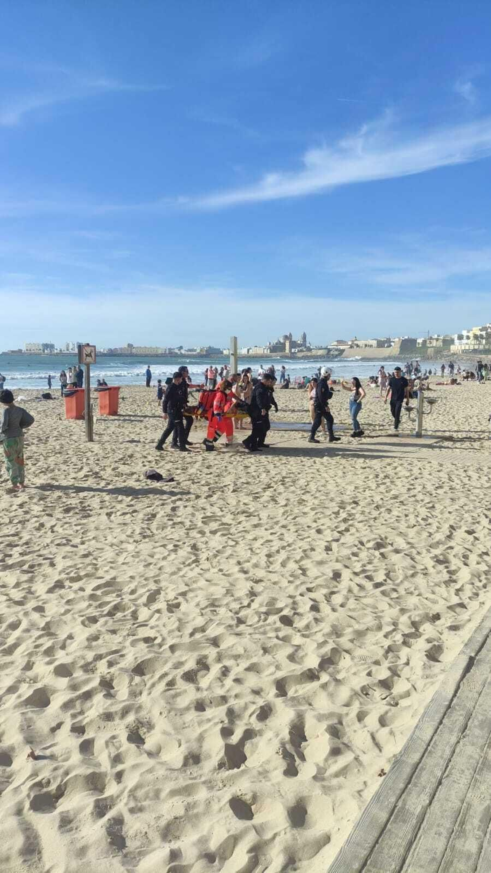 Imágenes del rescate de una joven en la playa de Santa María del Mar de Cádiz