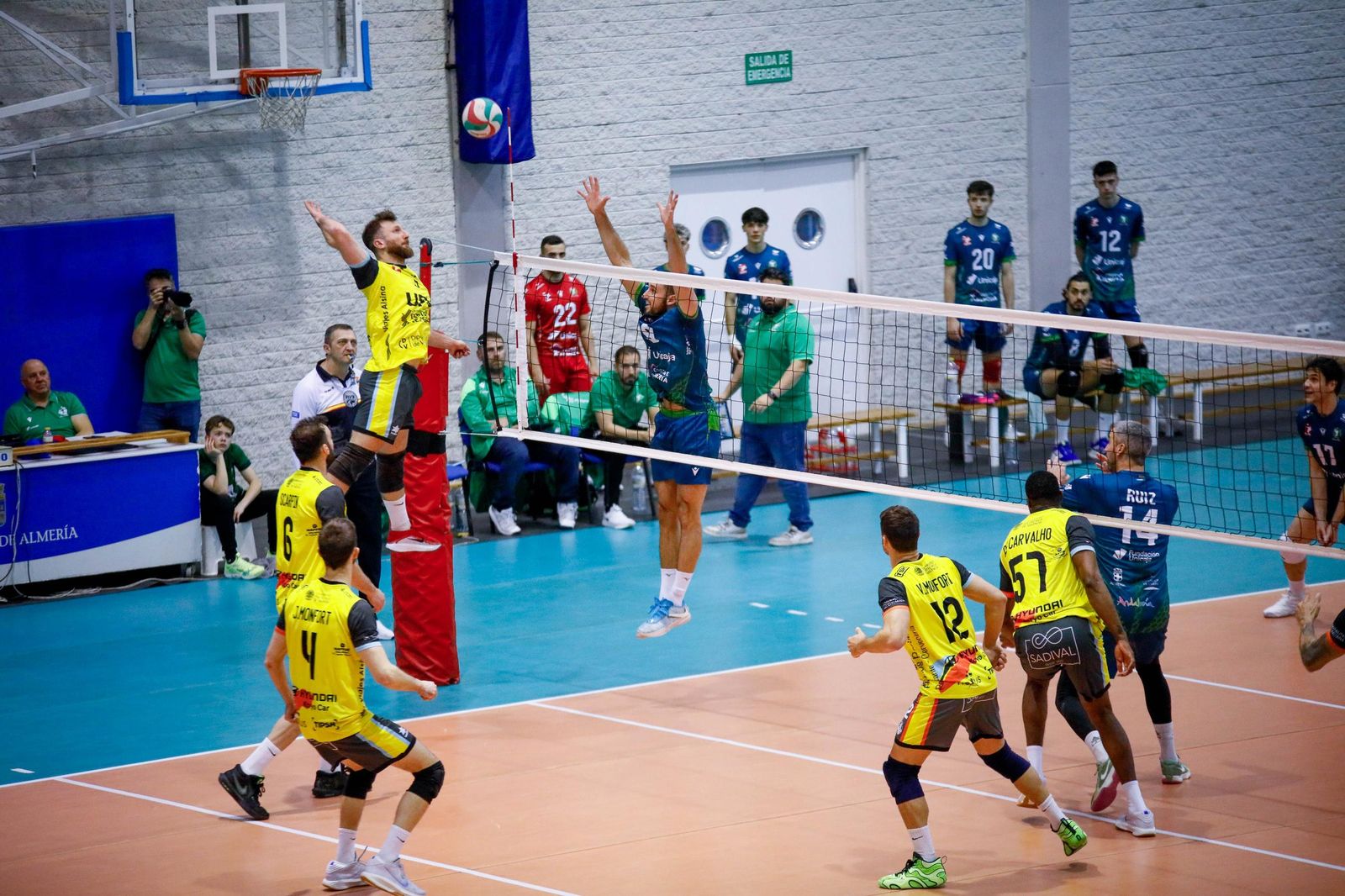 Las imágenes del Unicaja Costa de Almería-Leleman Conqueridor, primer partido del play off por el título de Superliga en Almería