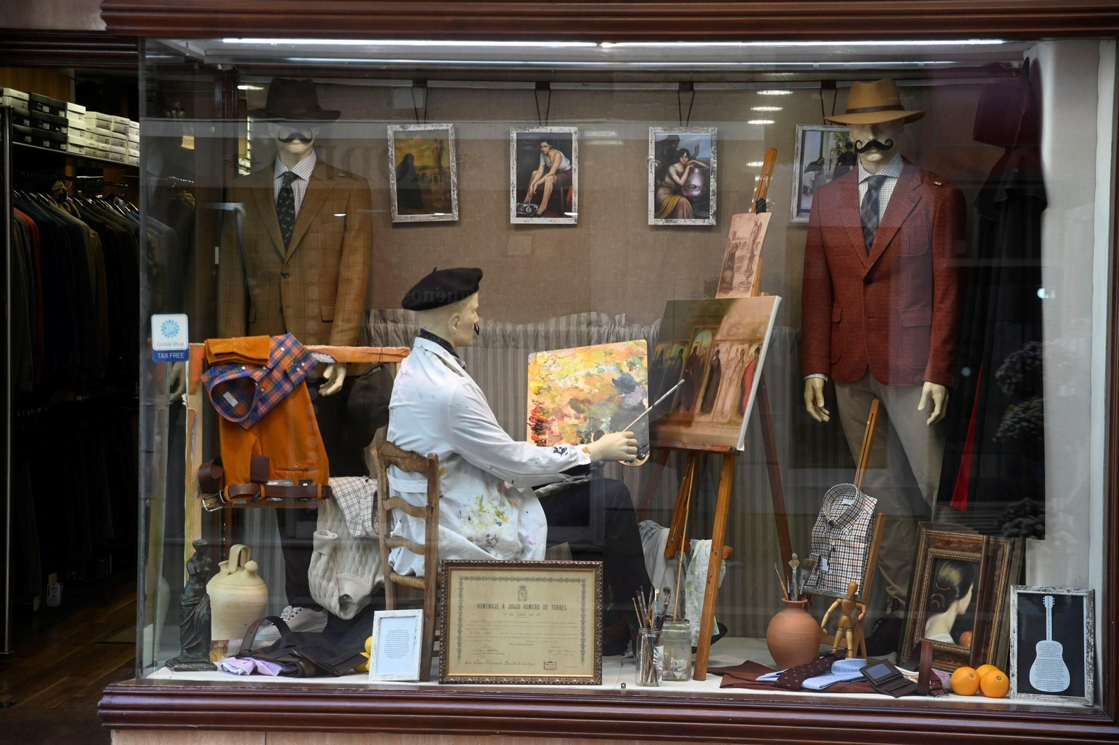 Las mejores imágenes del concurso de escaparates dedicado a Julio Romero de Torres