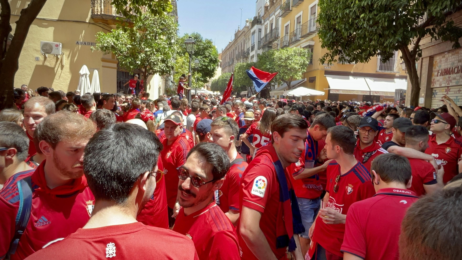 Búscate en la galería gráfica de las aficiones de Osasuna y Real Madrid en Sevilla